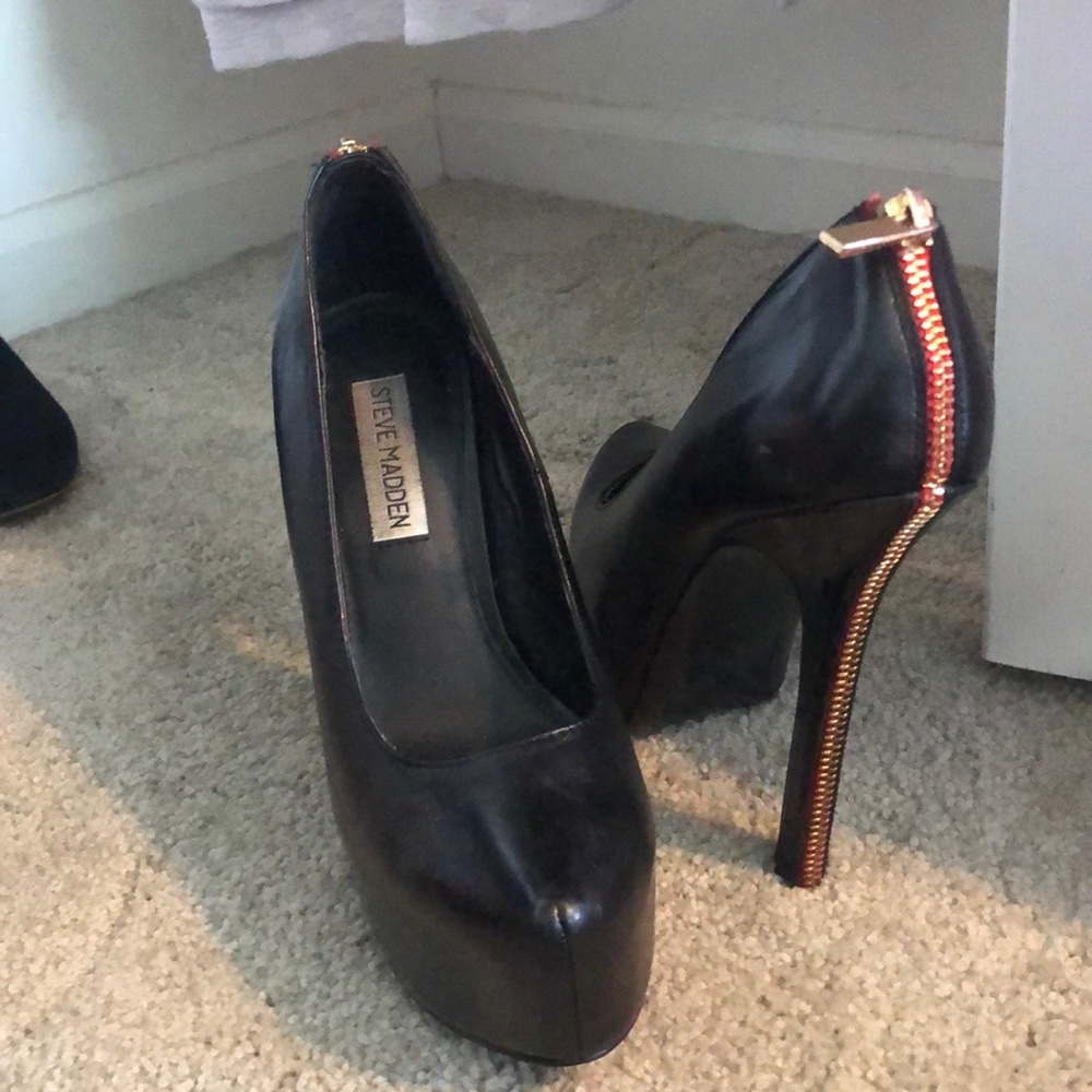 Steve Madden pumps with red and gold zipper